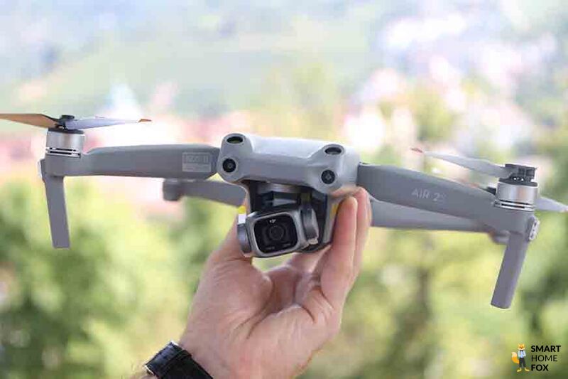 Der mechanische 3-Achsen-Gimbal der DJI Air 2S Kameradrohne ist markiert.